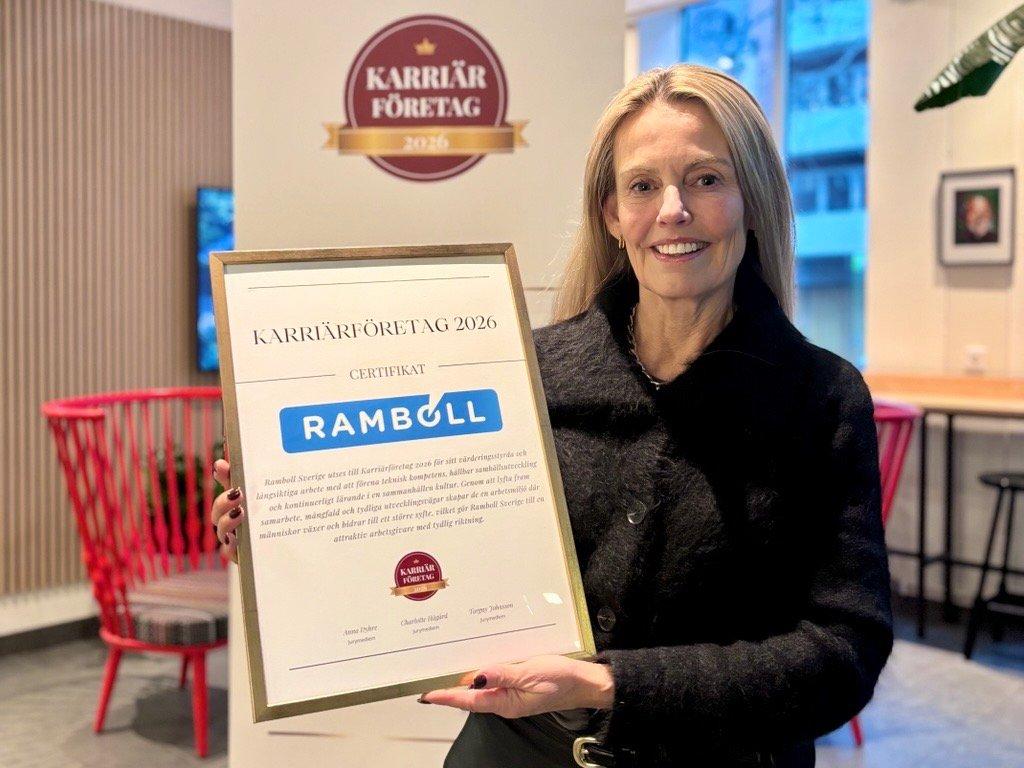 Anette Seger håller i ett diplom