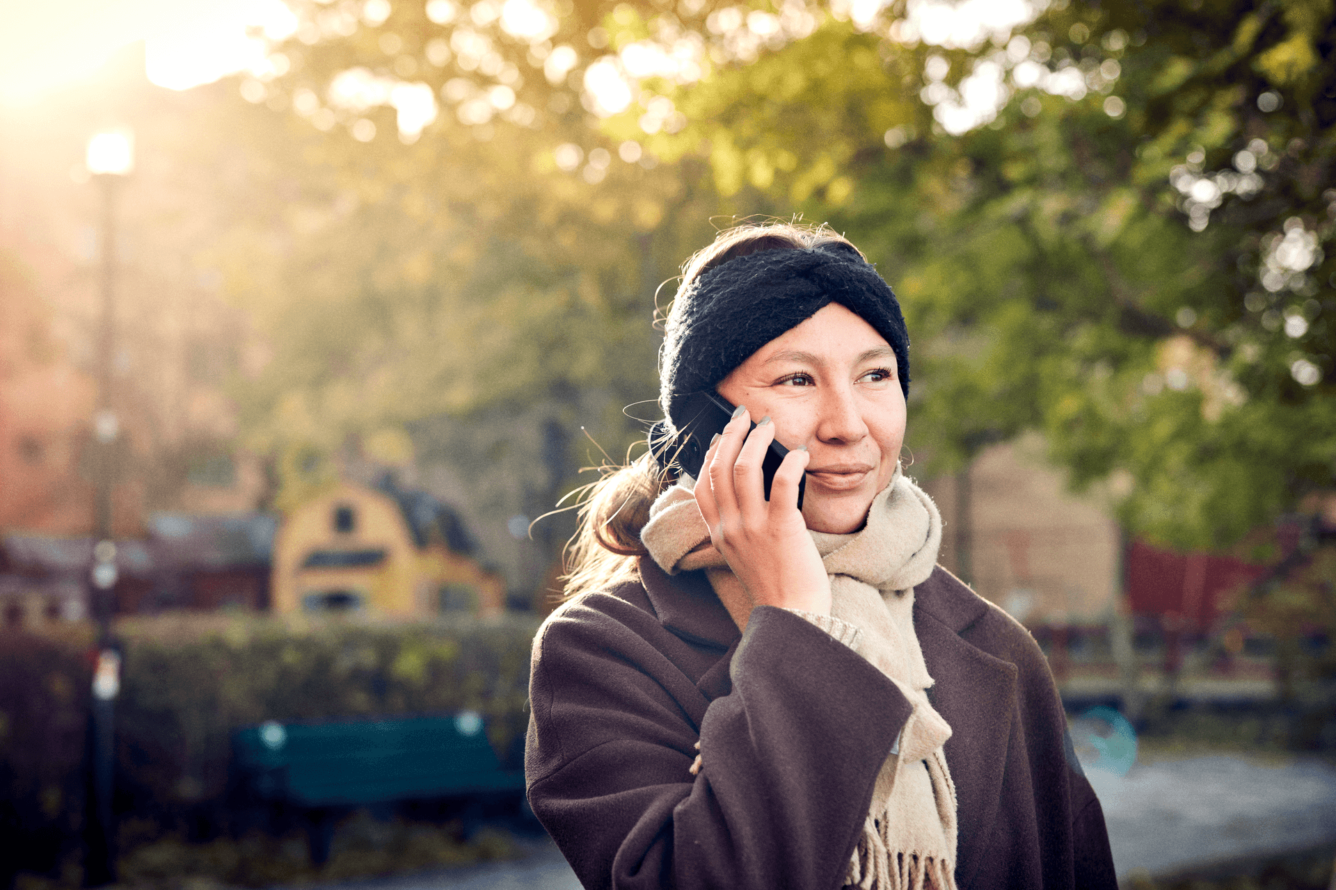 Woman talkin in phone outdoor